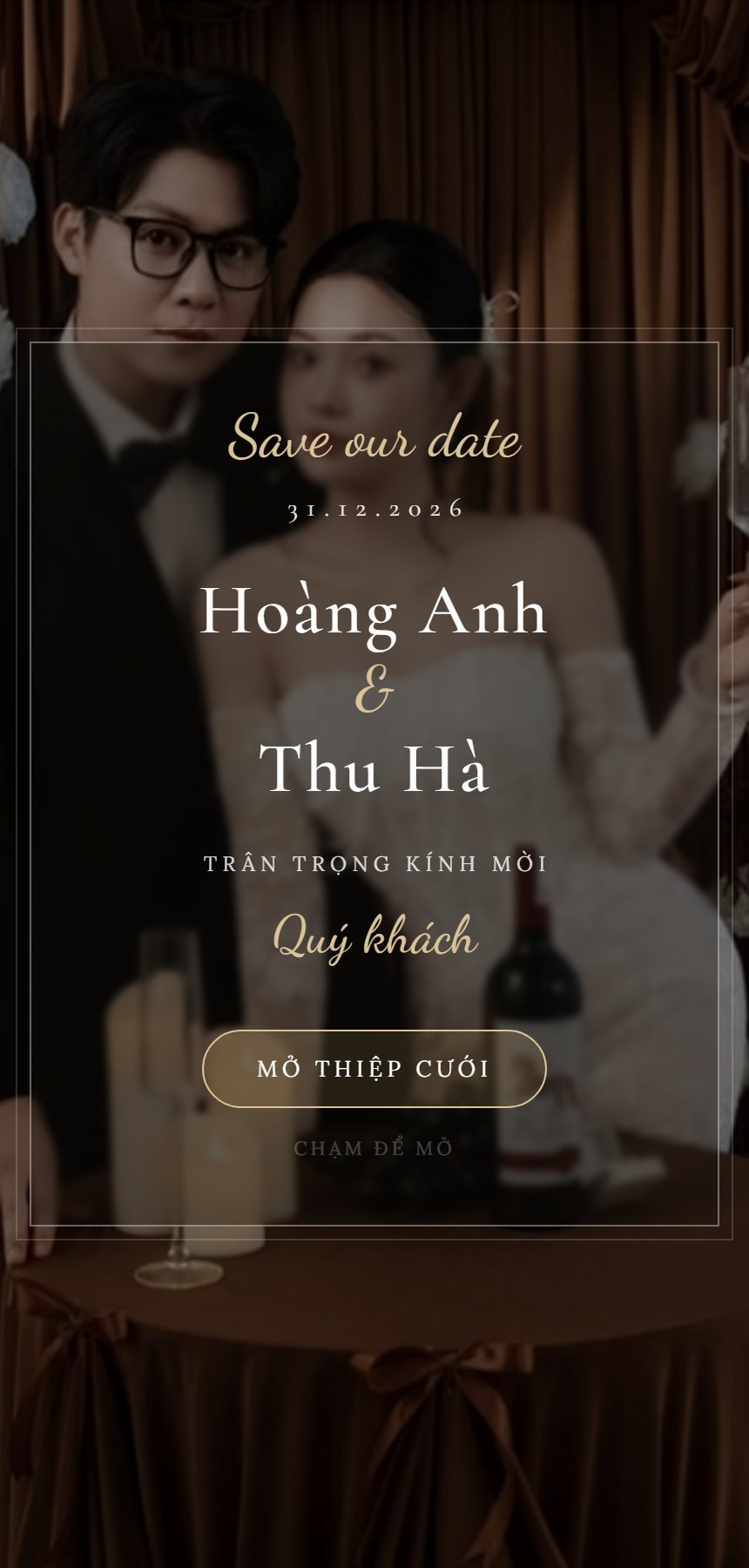 Bìa thiệp cưới với ảnh cô dâu chú rể và nút mở thiệp
